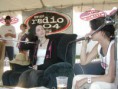 /album/galeria-de-fotos-pagina-inicial/amy-em-uma-radio-de-rock-jpg/